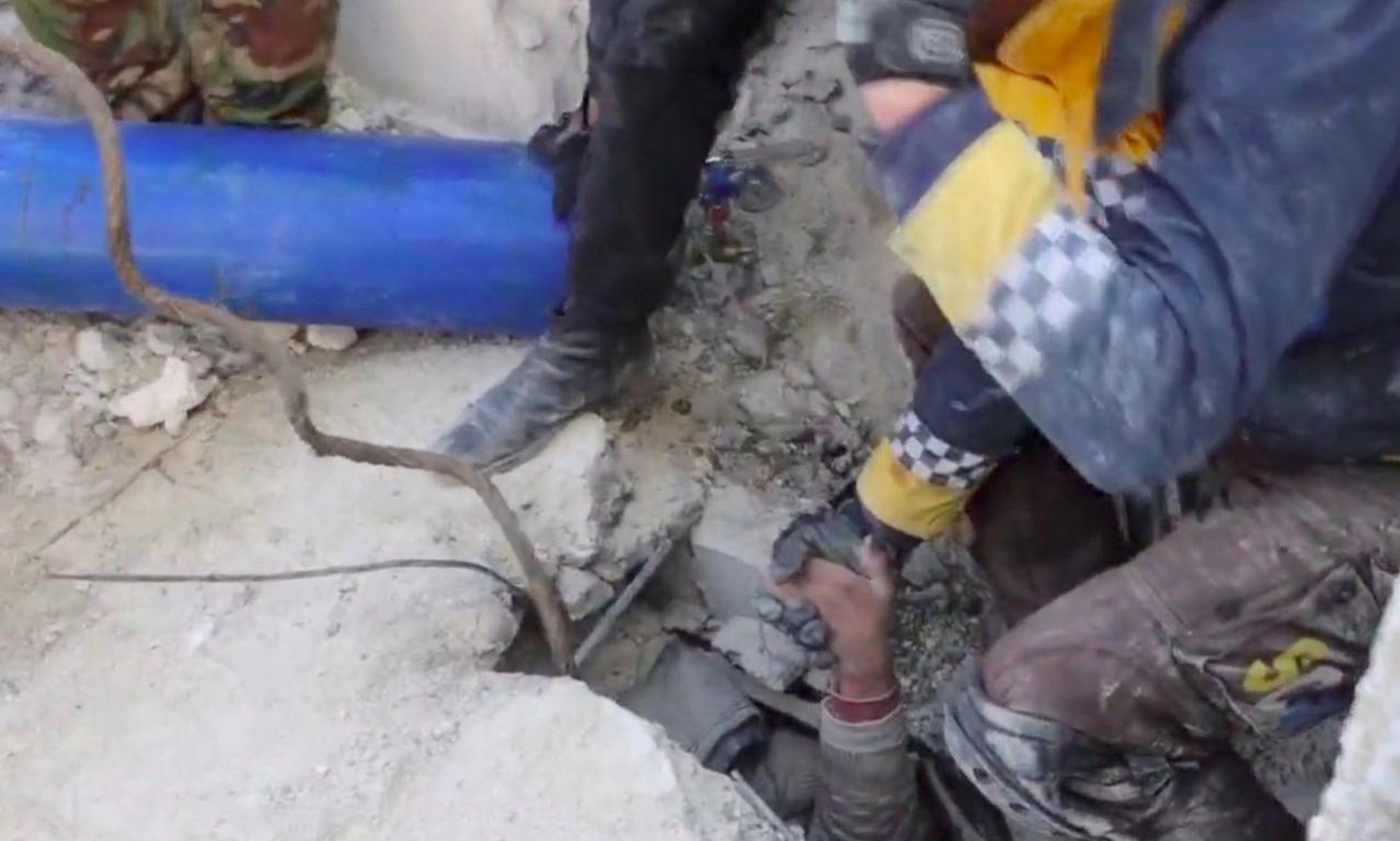 Những cảnh tượng cay mắt giữa thảm họa động đất Thổ Nhĩ Kỳ - Syria - Ảnh 8.