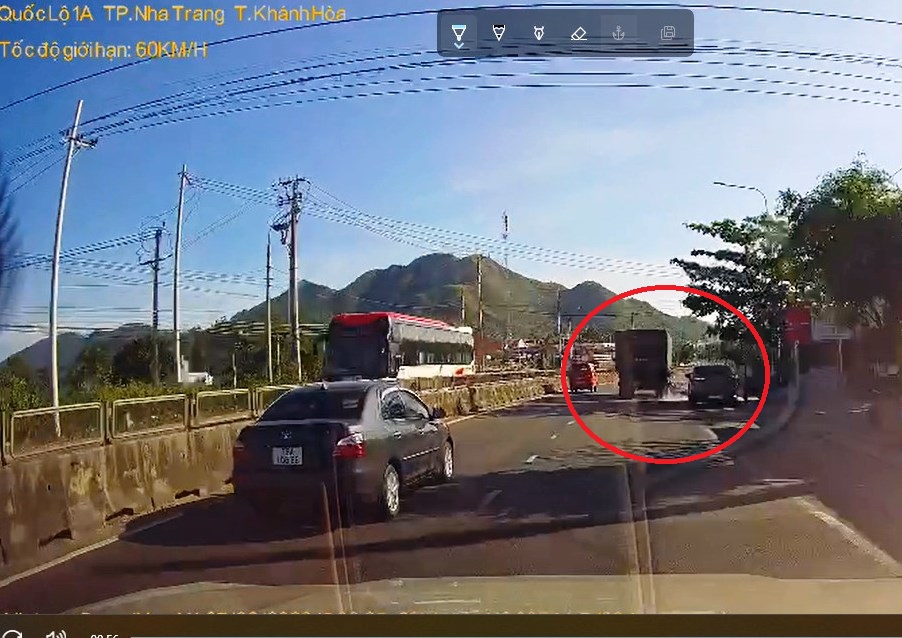 Diễn biến mới vụ xe biển số đỏ gây tai nạn rồi "ngó lơ"
