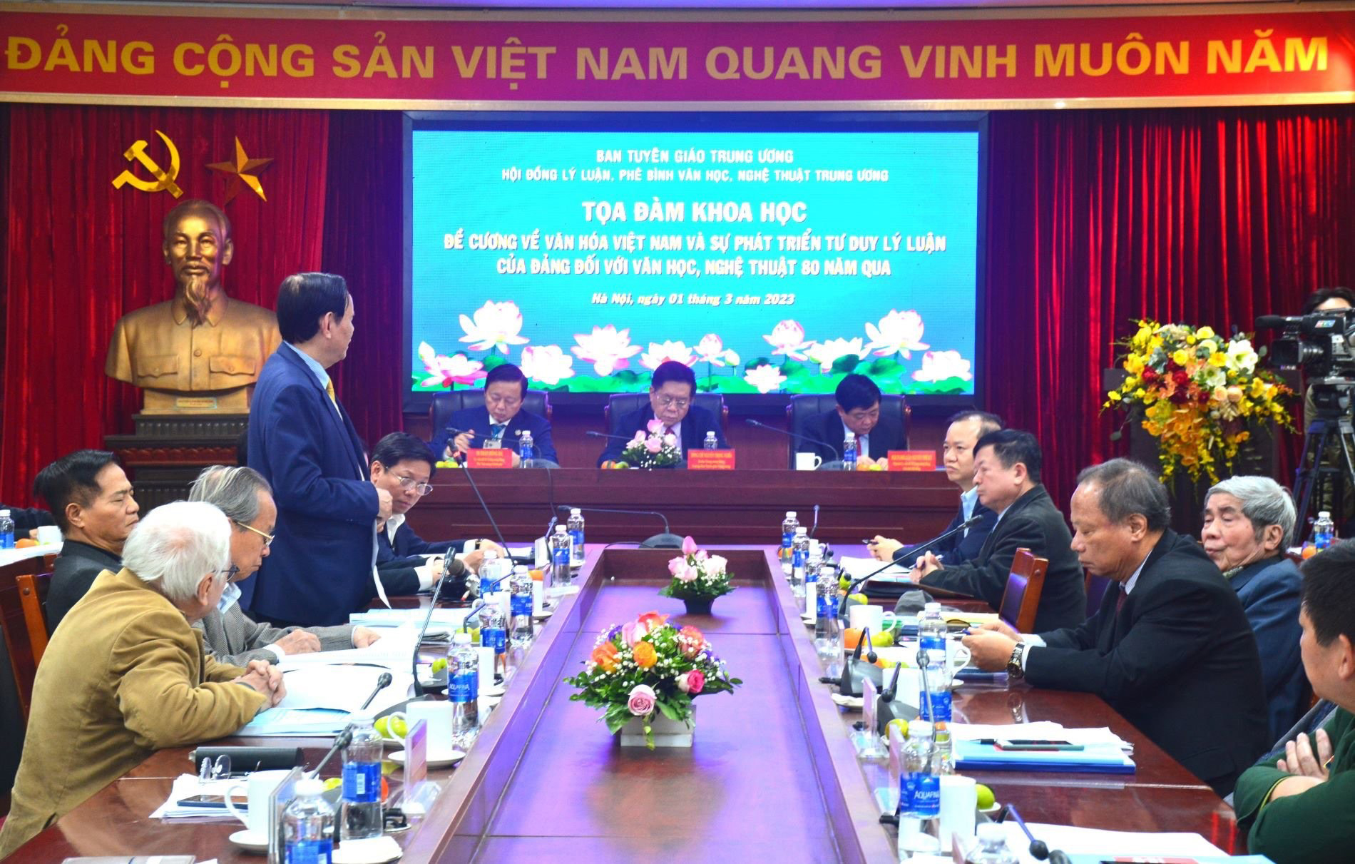 Chấn hưng văn hóa, con người Việt Nam
