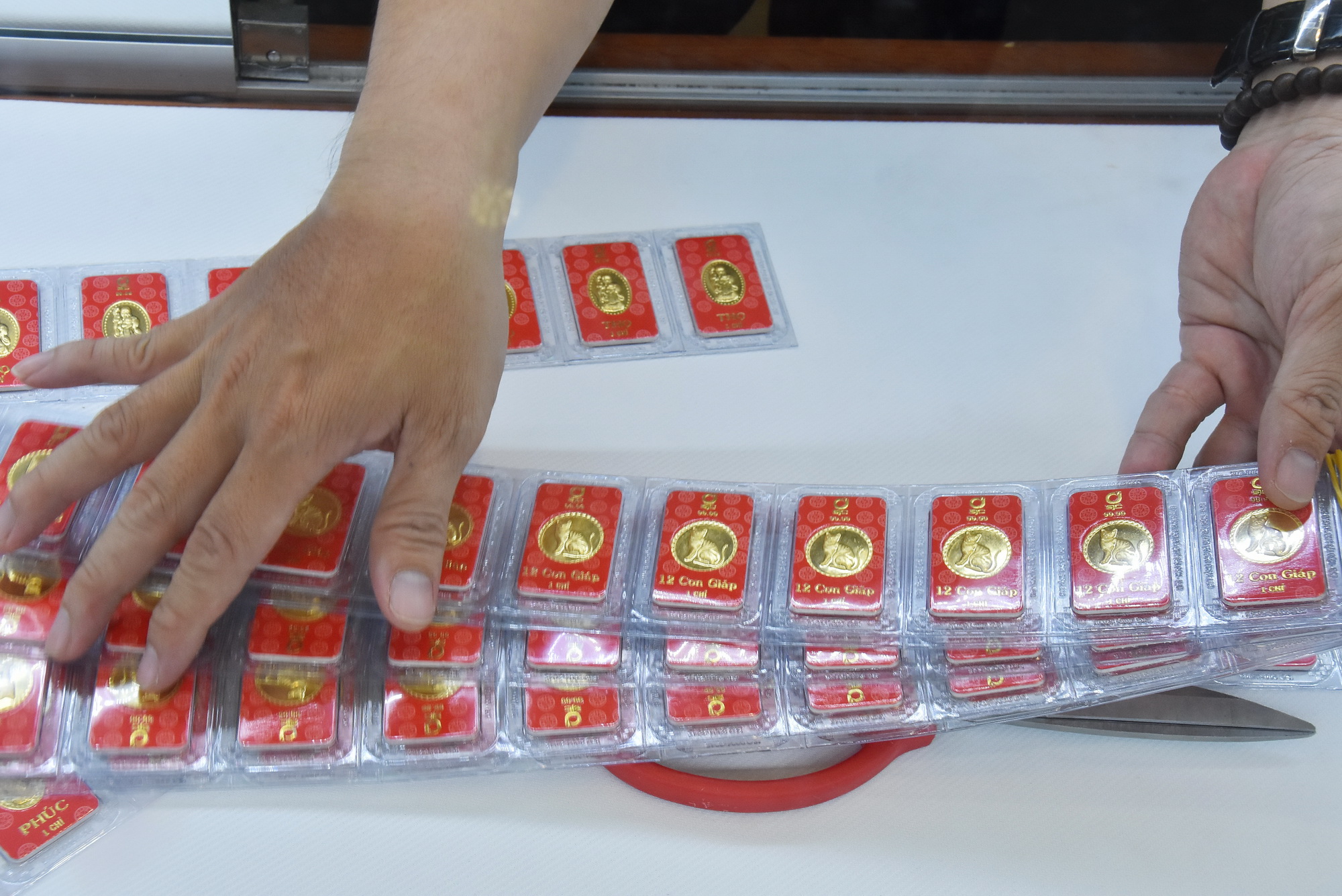 Giá vàng hôm nay 2-3: Vàng trong nước giảm giá trở lại