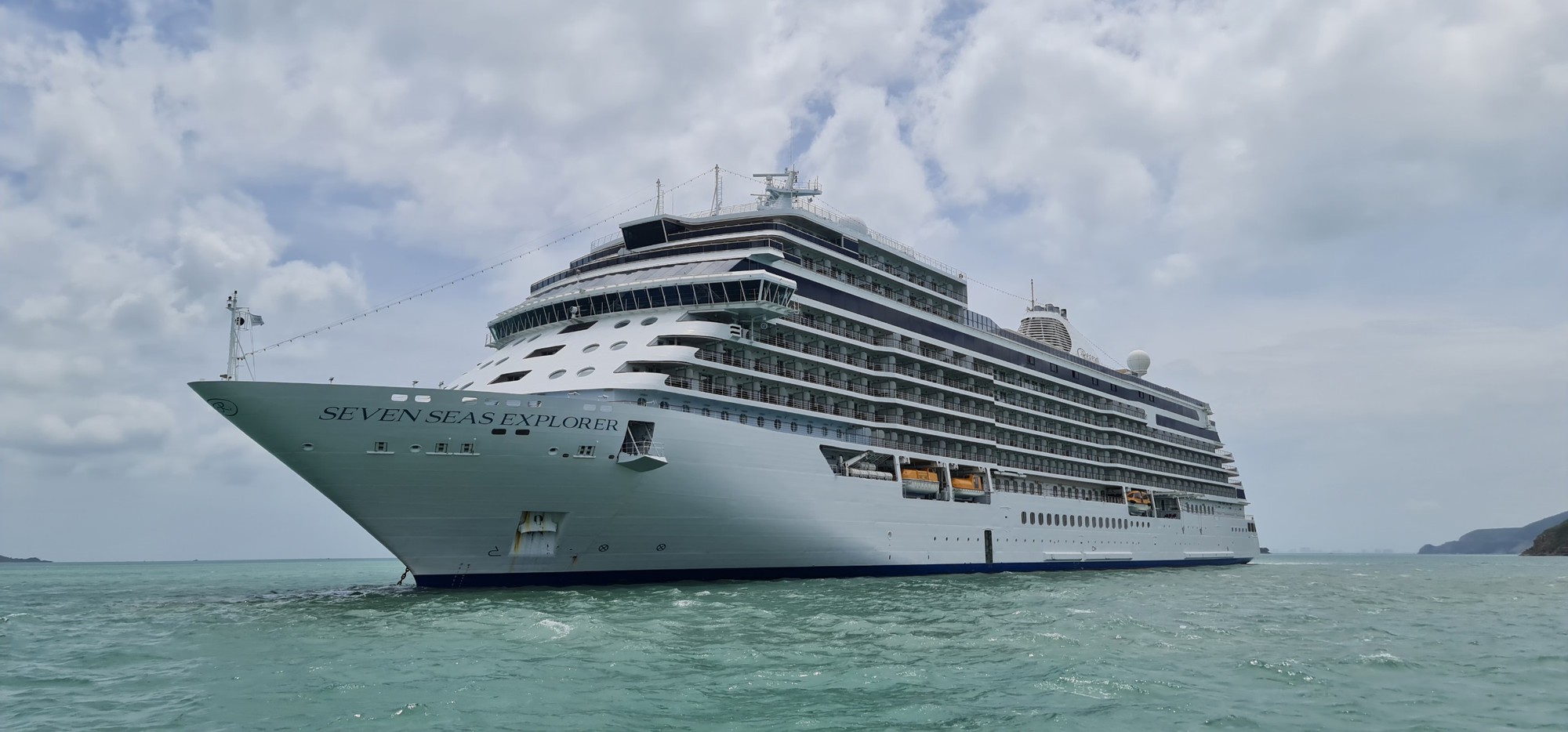 Nha Trang đón khách du lịch tàu biển quốc tế Seven Seas Explorer