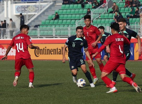 U20 Việt Nam thắng U20 &Uacute;c, dẫn đầu bảng B - Ảnh 2.