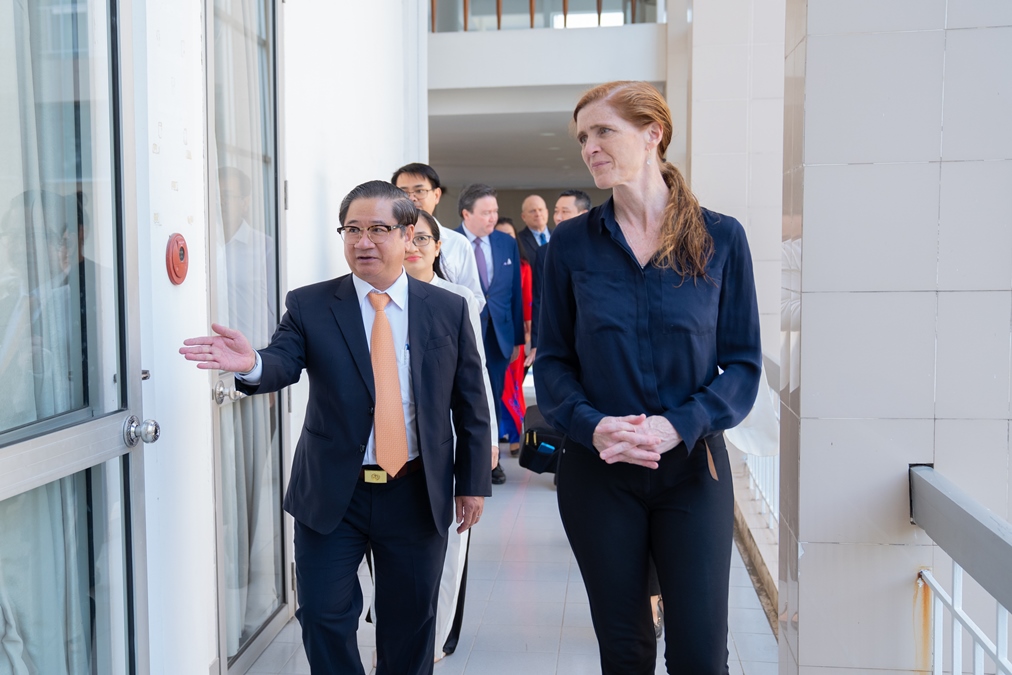Tổng Gi&aacute;m đốc USAID thăm chợ nổi C&aacute;i Răng - Ảnh 6.
