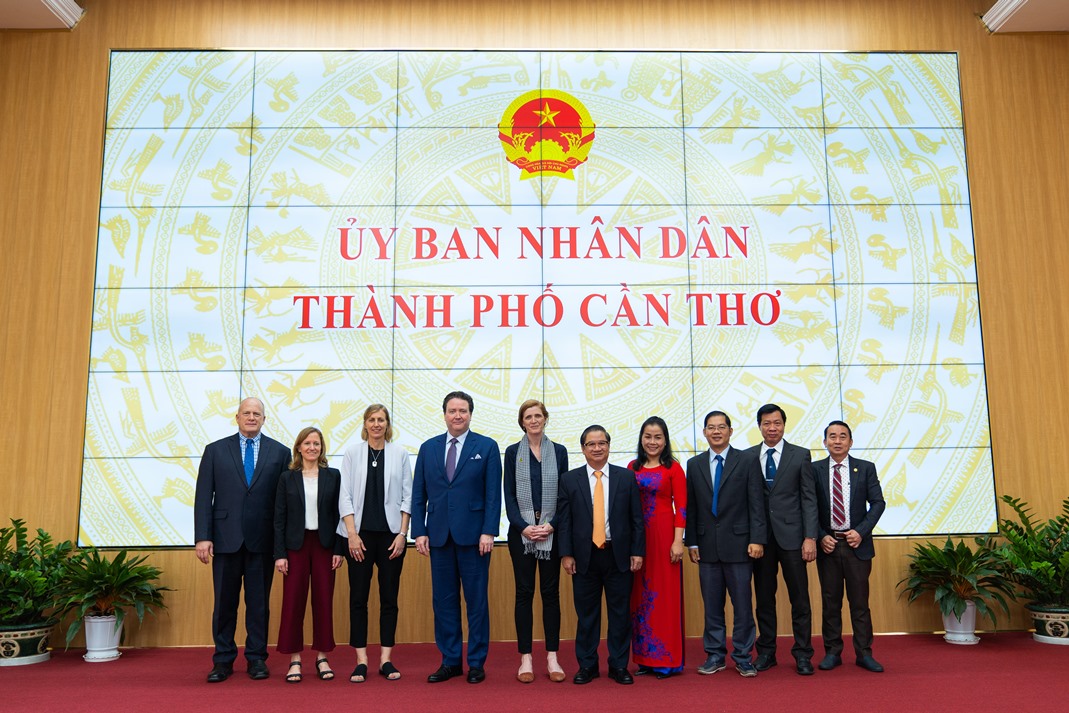 Tổng Gi&aacute;m đốc USAID thăm chợ nổi C&aacute;i Răng - Ảnh 5.
