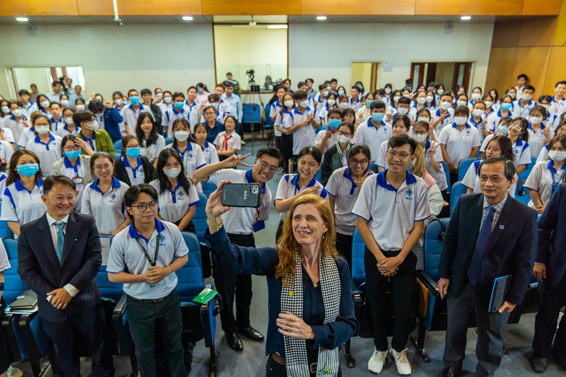 Tổng Gi&aacute;m đốc USAID thăm chợ nổi C&aacute;i Răng - Ảnh 10.