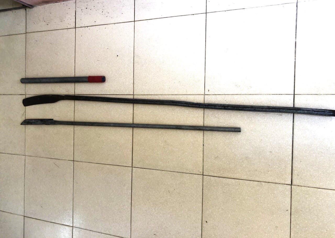 Lạnh người với hung kh&iacute; 20 thiếu ni&ecirc;n đem đi đ&aacute;nh nhau - Ảnh 1.