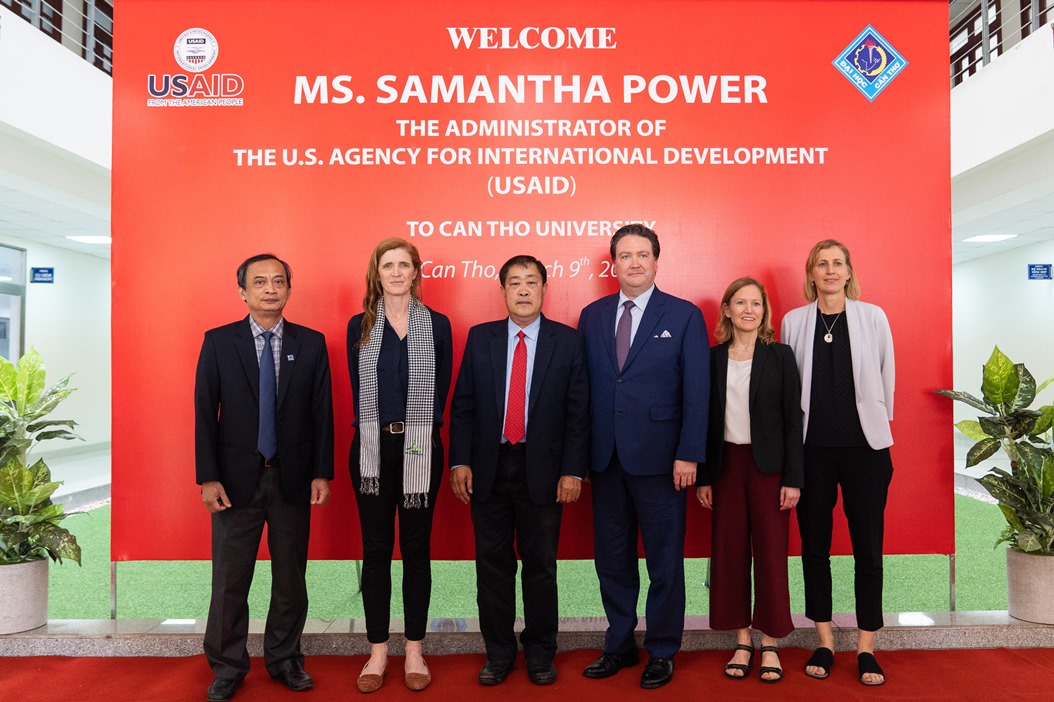 Tổng Gi&aacute;m đốc USAID thăm chợ nổi C&aacute;i Răng - Ảnh 7.