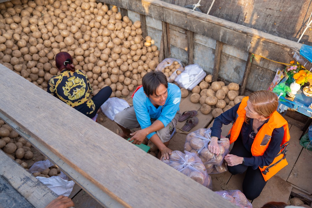 Tổng Gi&aacute;m đốc USAID thăm chợ nổi C&aacute;i Răng - Ảnh 1.