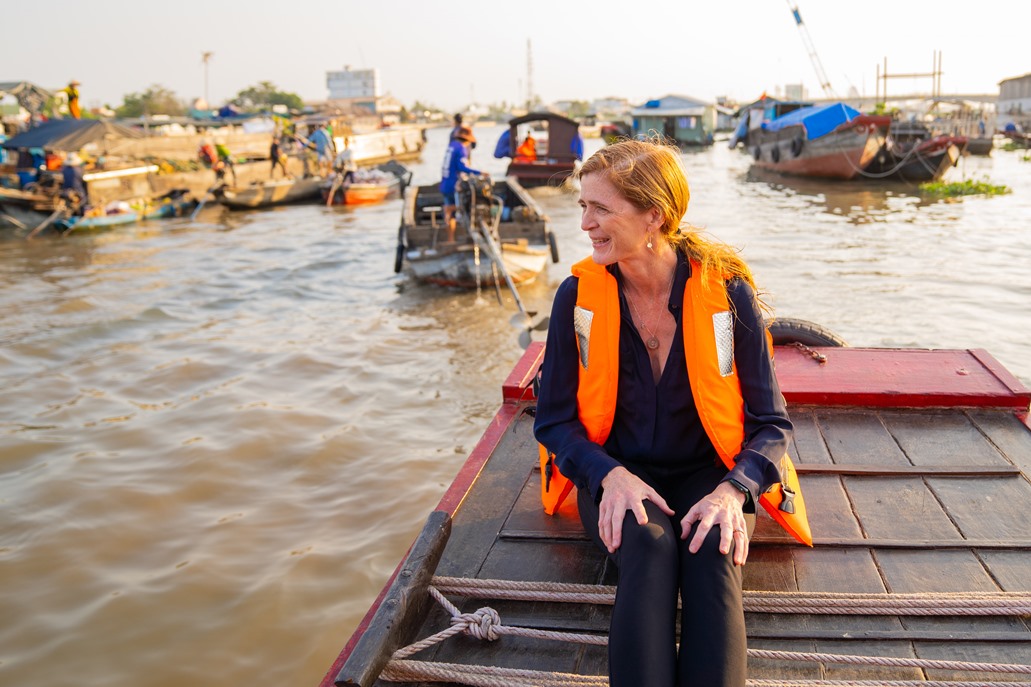 Tổng Gi&aacute;m đốc USAID thăm chợ nổi C&aacute;i Răng - Ảnh 2.