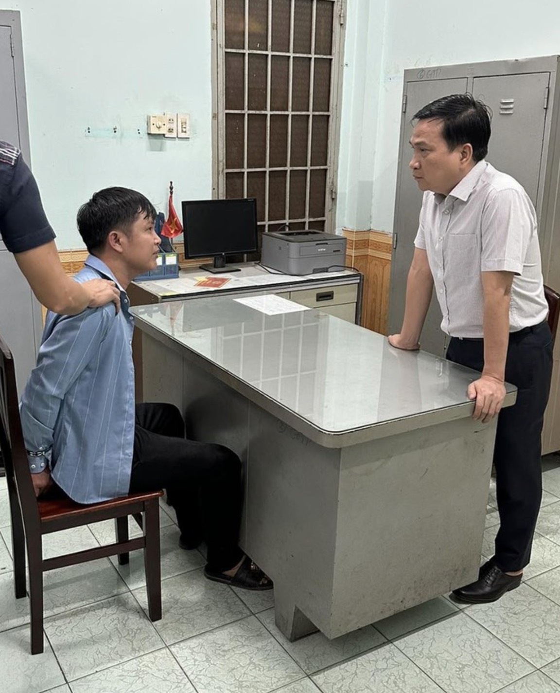 Gi&aacute;m đốc C&ocirc;ng an Đồng Nai trực tiếp lấy lời khai kẻ tẩm xăng bắt c&oacute;c con tin - Ảnh 1.