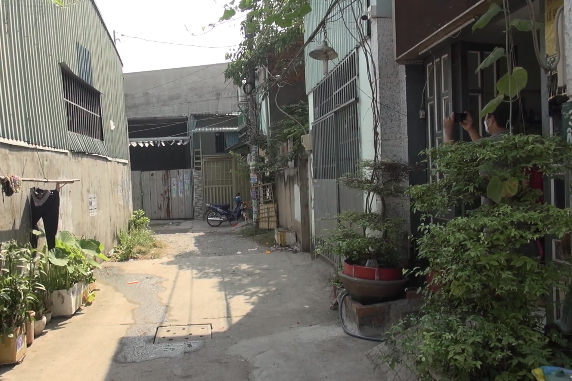 Clip: Vào nhà vắt cam, người phụ nữ mất xe 80 triệu - Ảnh 1.