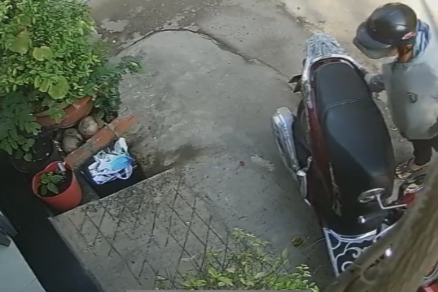 Clip: Vào nhà vắt cam, người phụ nữ mất xe 80 triệu