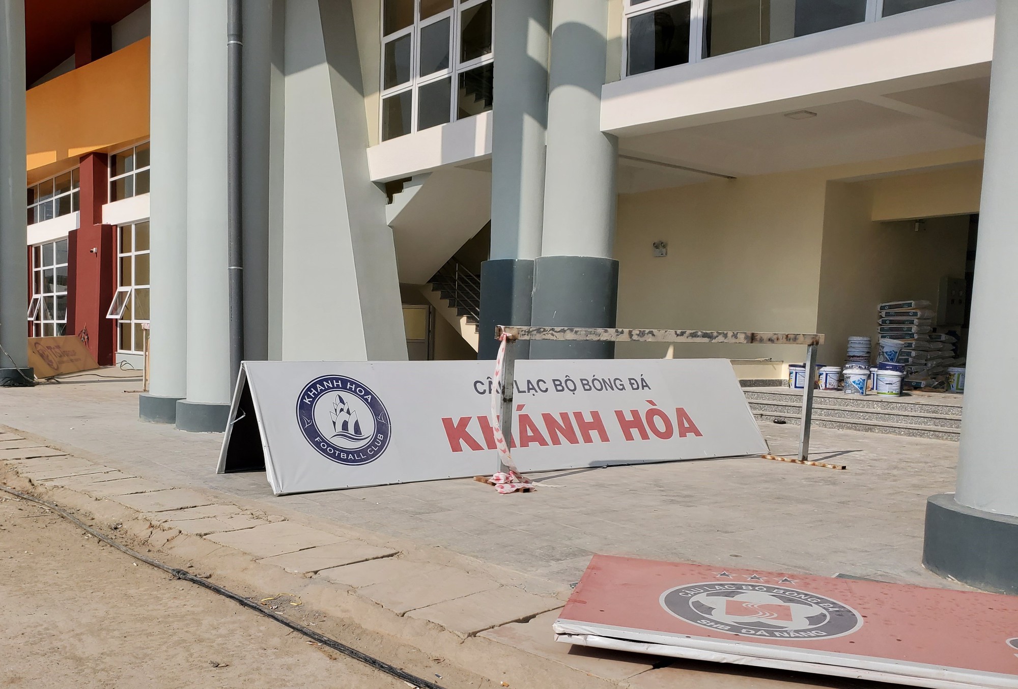 Lỡ hẹn hơn 1 năm, sân vận động Đà Lạt vẫn ngổn ngang - Ảnh 14.