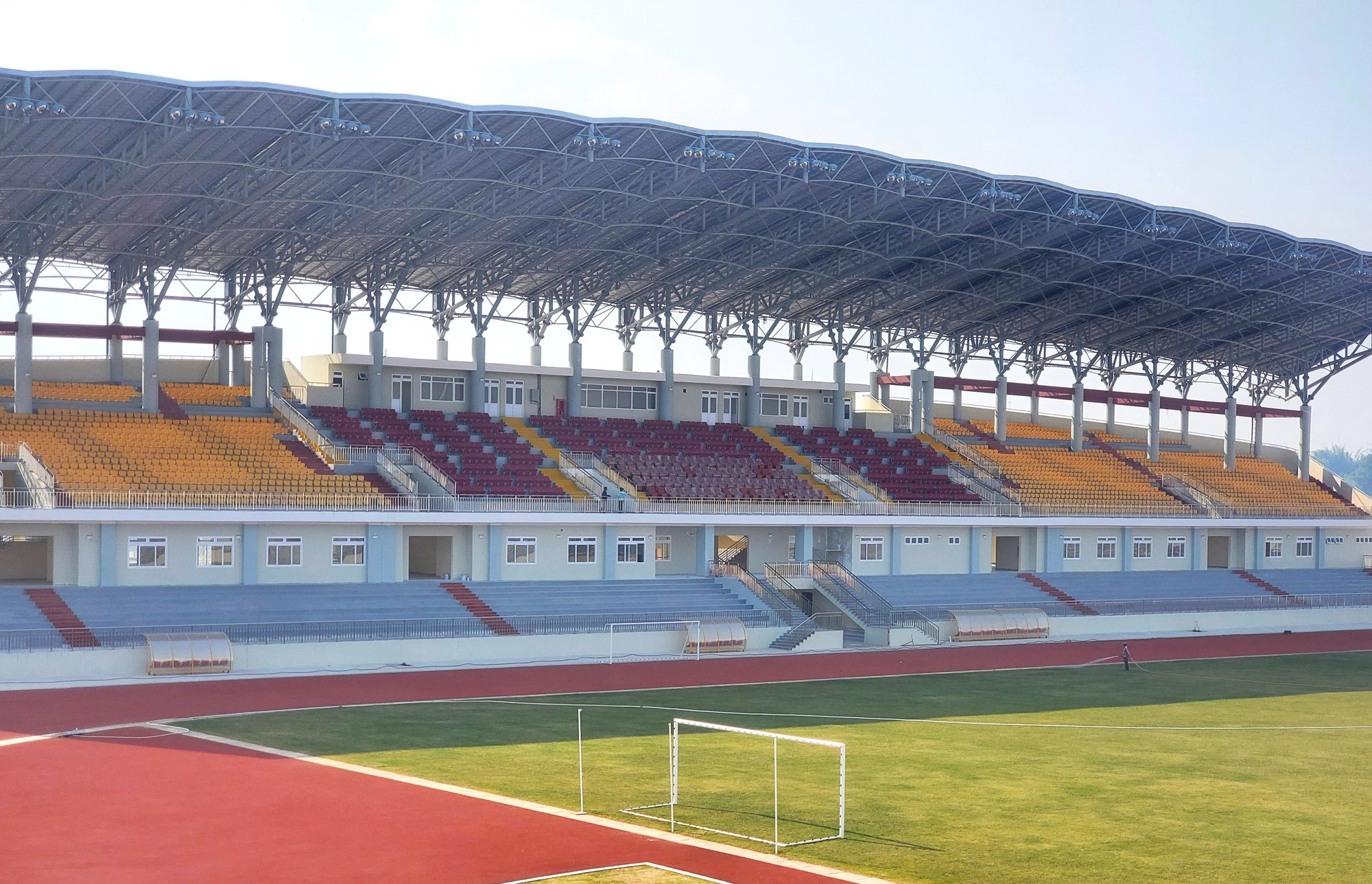 Lỡ hẹn hơn 1 năm, sân vận động Đà Lạt vẫn ngổn ngang - Ảnh 9.