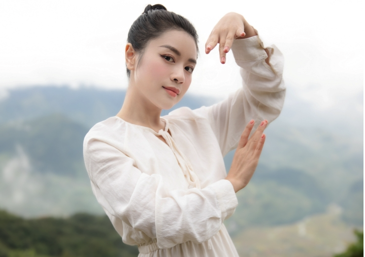 Qu&aacute;n qu&acirc;n Sao Mai Thu Hằng g&acirc;y bất ngờ với Hoa ban về - Ảnh 1.