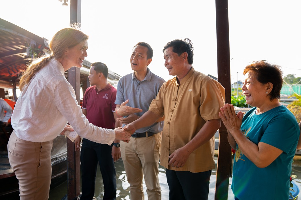 Tổng Gi&aacute;m đốc USAID thăm chợ nổi C&aacute;i Răng - Ảnh 12.