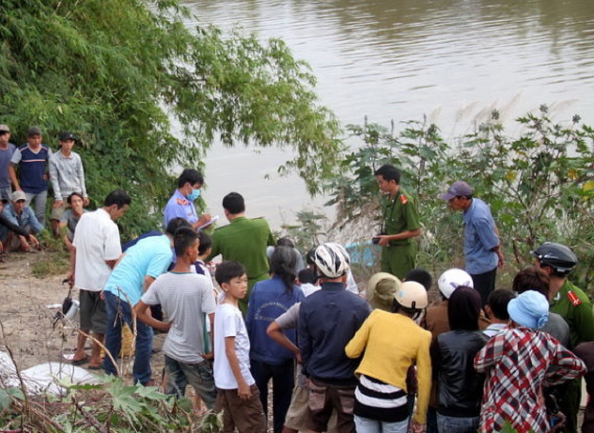 Tạm giữ hình sự người mẹ dìm chết 2 con gái nhỏ dưới sông