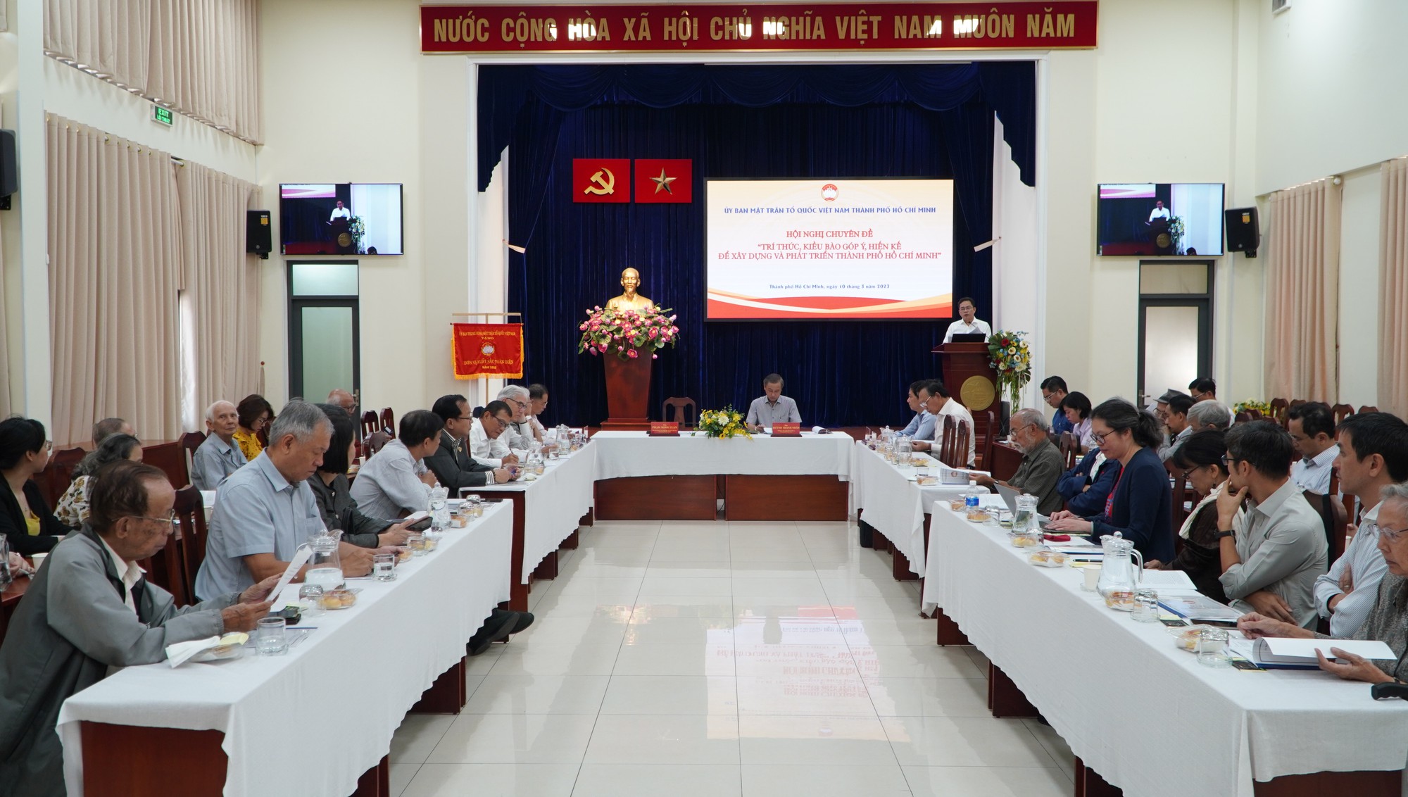 Chuyên gia nói cách chống ô nhiễm sông, rạch của TP HCM - Ảnh 2.