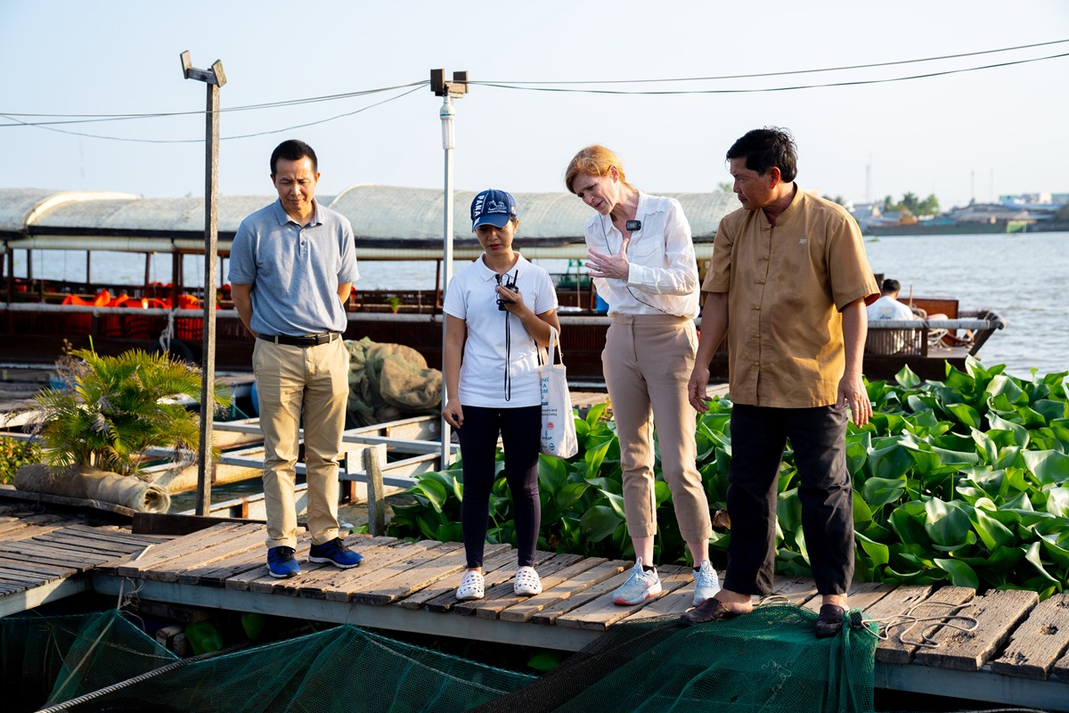 Tổng Gi&aacute;m đốc USAID thăm chợ nổi C&aacute;i Răng - Ảnh 13.