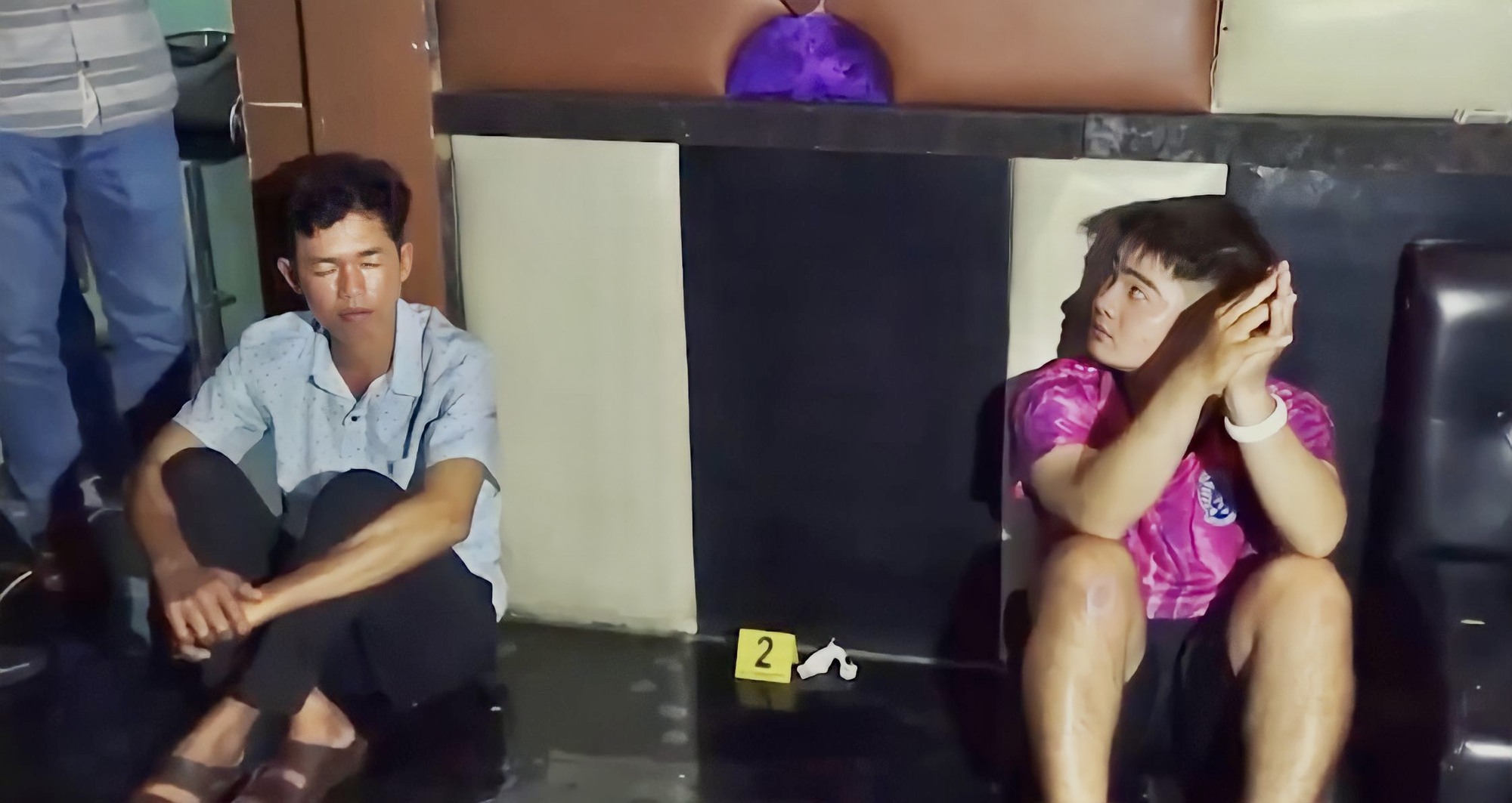 Hiện trường bắt quả tang c&aacute;c đối tượng 1