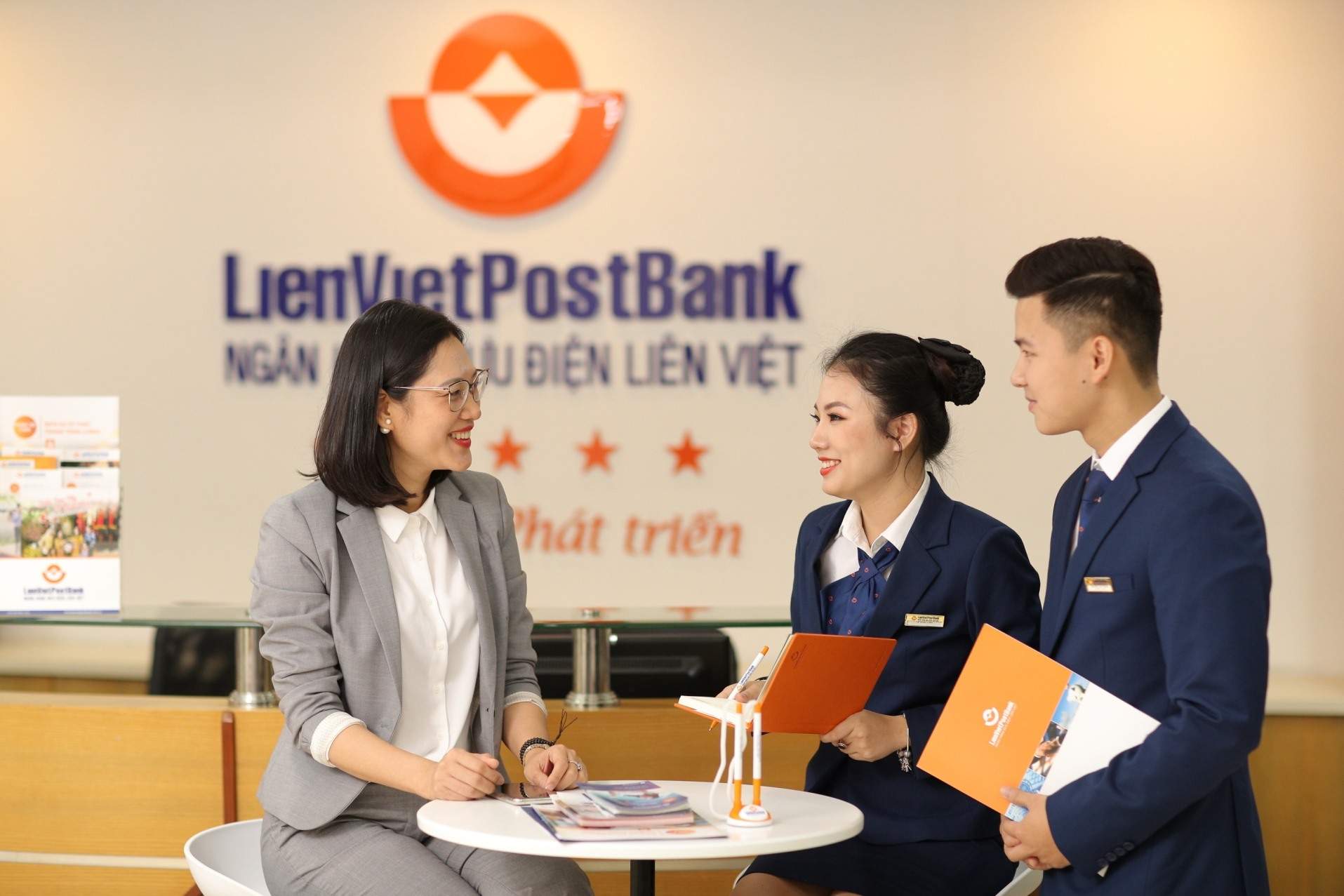 Ai sẽ mua 140,5 triệu cổ phiếu LienVietPostBank với gi&aacute; cao hơn thị trường gần 60%? - Ảnh 1.