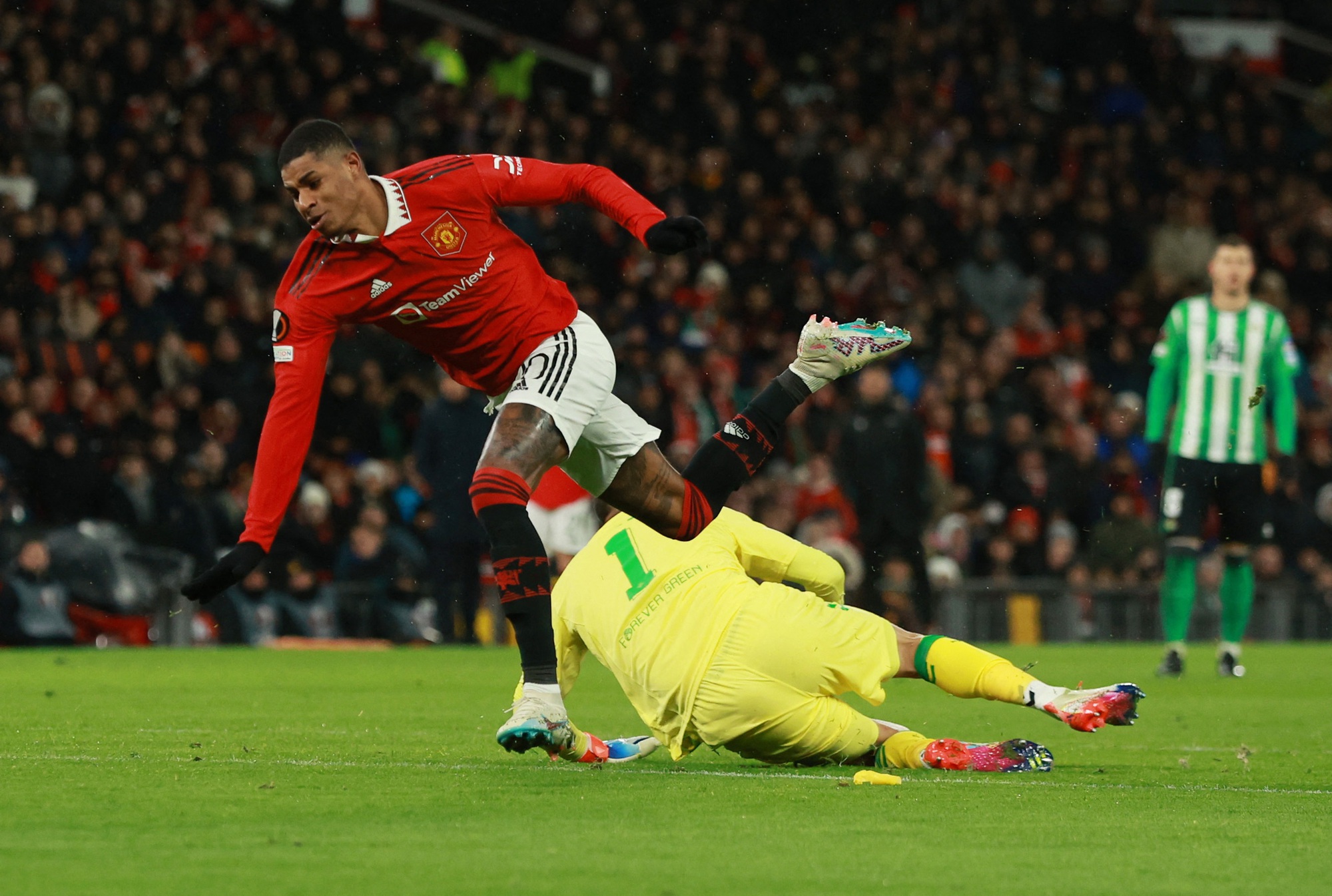B&ugrave;ng nổ Europa League, Man United hạ Real Betis ở Old Trafford - Ảnh 2.