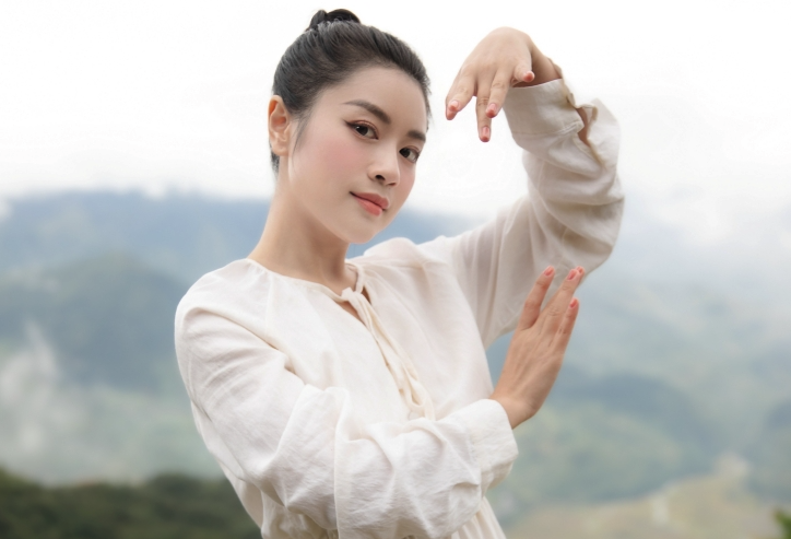Quán quân Sao Mai Thu Hằng gây bất ngờ với "Hoa ban về"