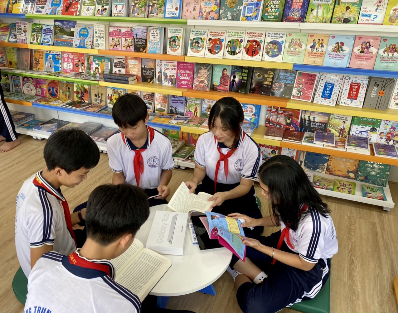 Tặng thư viện “xịn” cho học sinh Cần Giờ