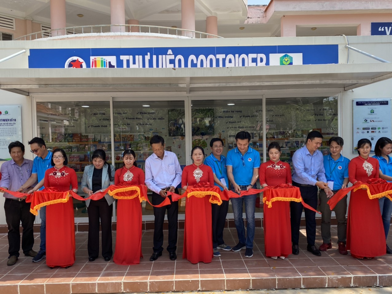Tặng thư viện &ldquo;xịn&rdquo; cho học sinh Cần Giờ - Ảnh 2.