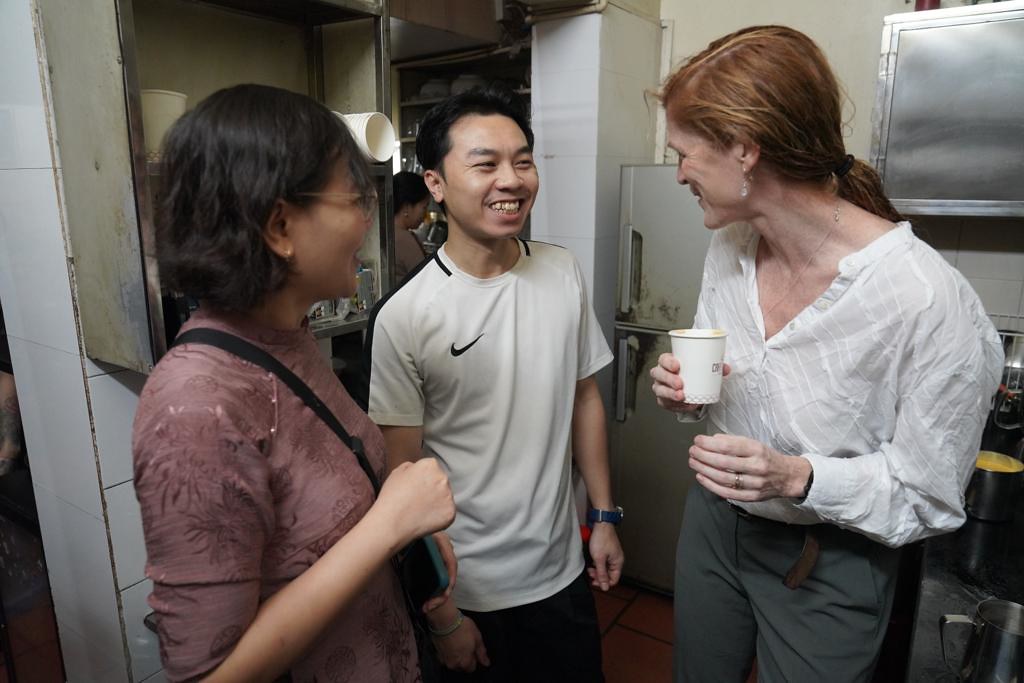 Tổng giám đốc USAID ngồi xe máy điện, thưởng thức cà phê trứng Hà Nội - Ảnh 3.