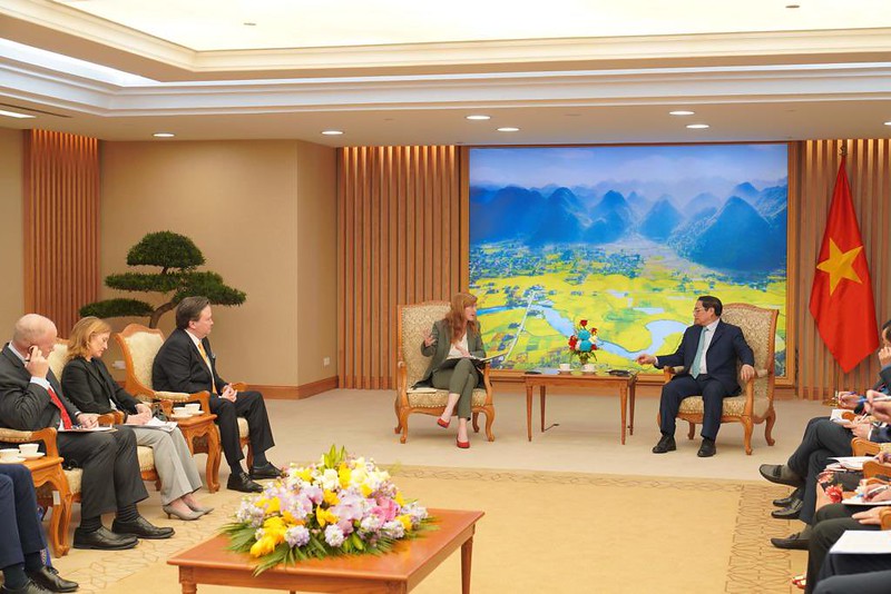 Tổng giám đốc USAID ngồi xe máy điện, thưởng thức cà phê trứng Hà Nội - Ảnh 11.