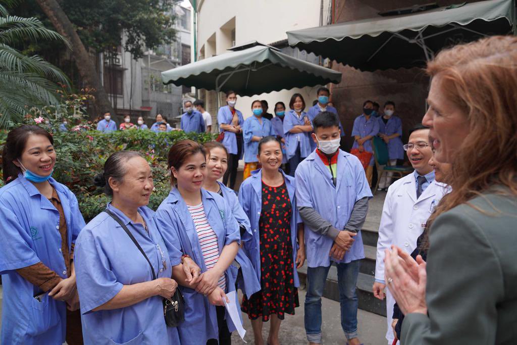 Tổng giám đốc USAID ngồi xe máy điện, thưởng thức cà phê trứng Hà Nội - Ảnh 2.