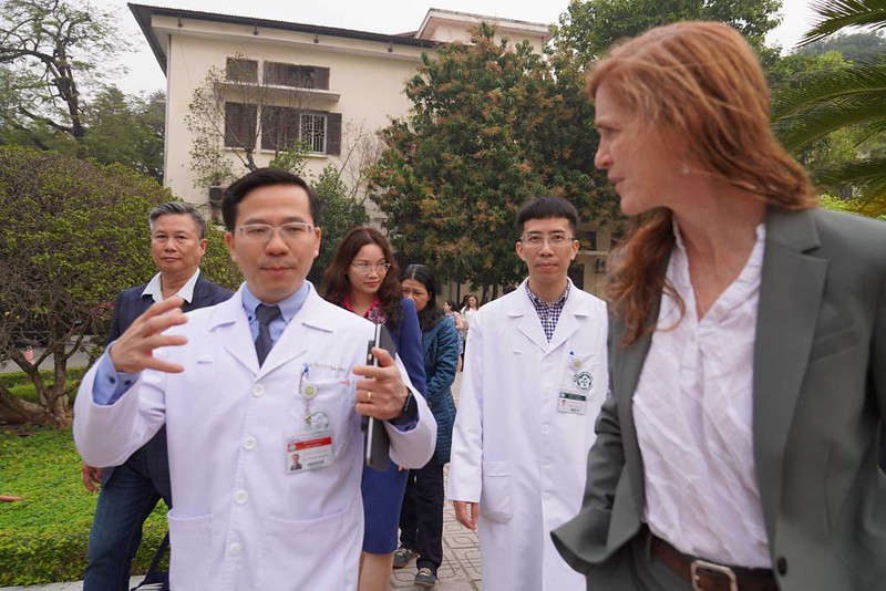 Tổng giám đốc USAID ngồi xe máy điện, thưởng thức cà phê trứng Hà Nội - Ảnh 6.
