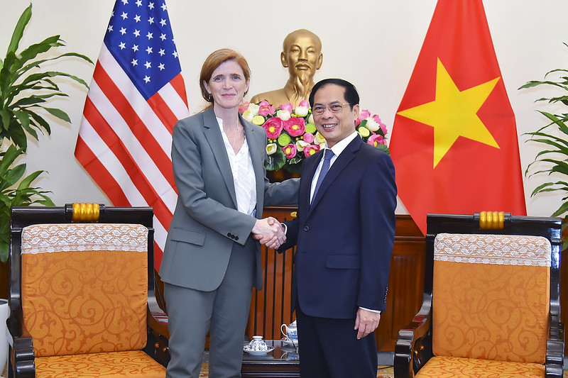 Tổng giám đốc USAID ngồi xe máy điện, thưởng thức cà phê trứng Hà Nội - Ảnh 8.