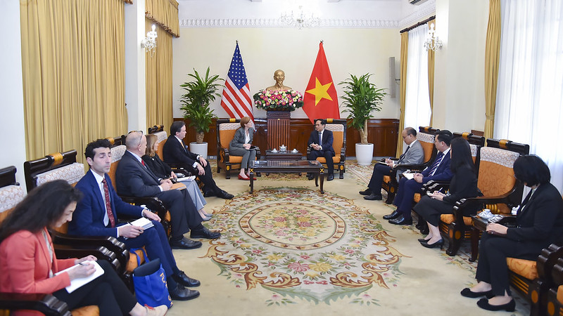 Tổng giám đốc USAID ngồi xe máy điện, thưởng thức cà phê trứng Hà Nội - Ảnh 9.