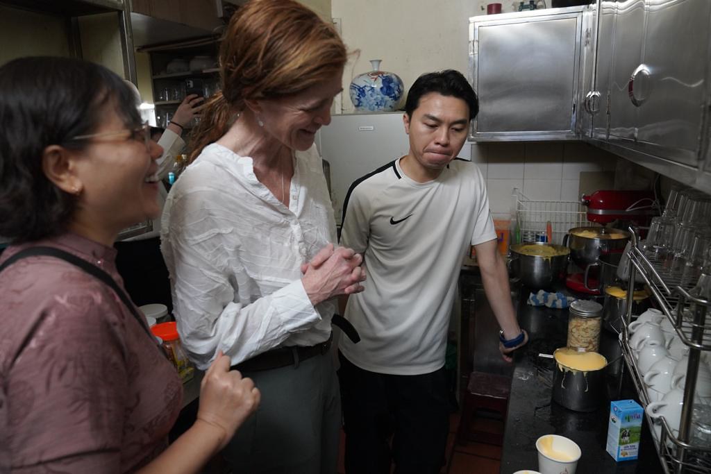 Tổng giám đốc USAID ngồi xe máy điện, thưởng thức cà phê trứng Hà Nội - Ảnh 7.