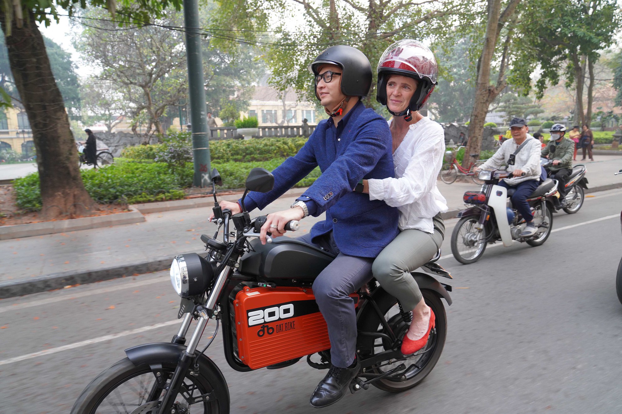 Tổng giám đốc USAID "cưỡi" xe máy điện, nhâm nhi cà phê trứng Hà Nội