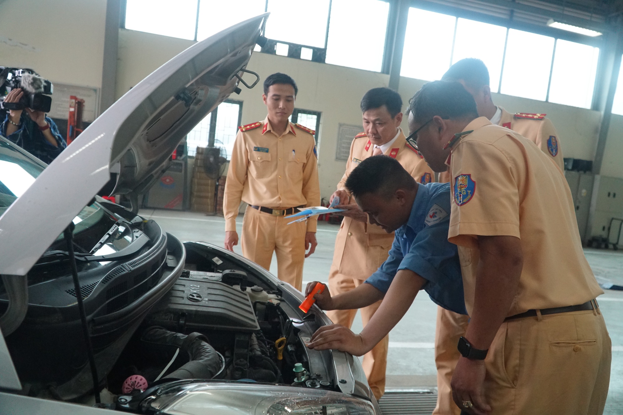 CSGT trong ngày đầu "phối hợp nhịp nhàng" với các đăng kiểm viên