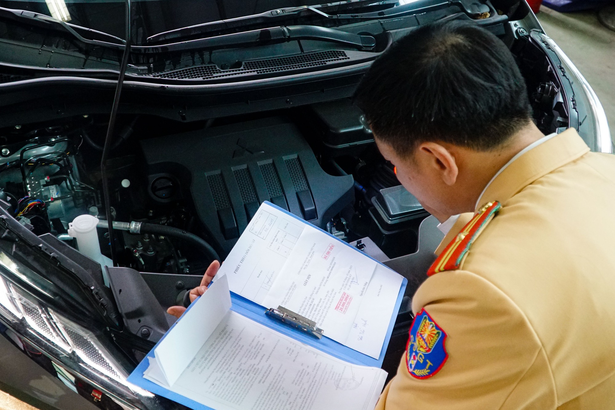 Hình ảnh CSGT trong ngày đầu hỗ trợ đăng kiểm - Ảnh 11.