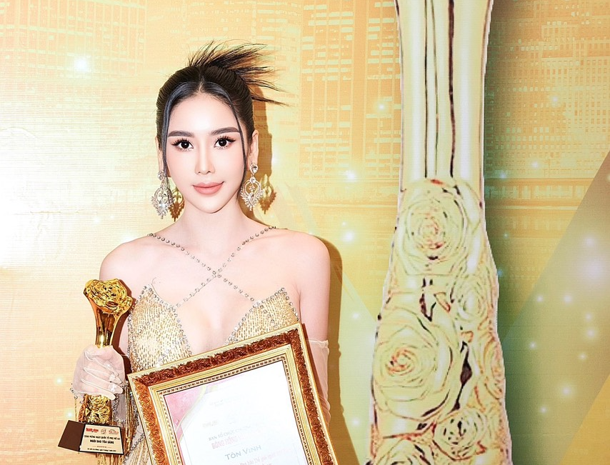 Hoa hậu Trịnh Thanh Hồng nhận giải thưởng "Ngôi sao tỏa sáng"