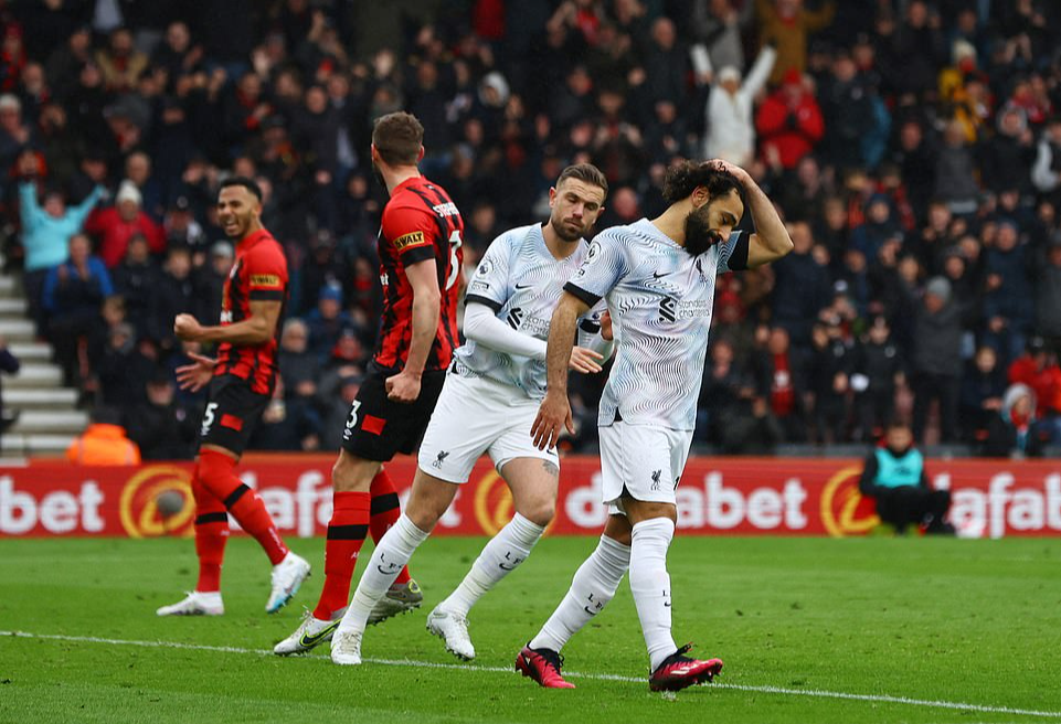 Liverpool thua sốc đội ch&oacute;t bảng, tam đại gia Ngoại hạng tăng tốc - Ảnh 4.
