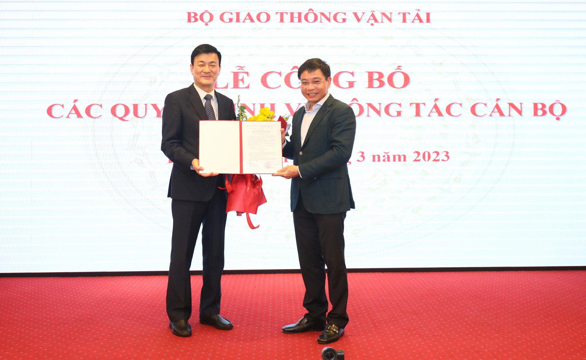 Bộ trưởng Giao th&ocirc;ng vận tải chỉ đạo n&oacute;ng về chi viện đăng kiểm cho TP HCM v&agrave; H&agrave; Nội - Ảnh 1.