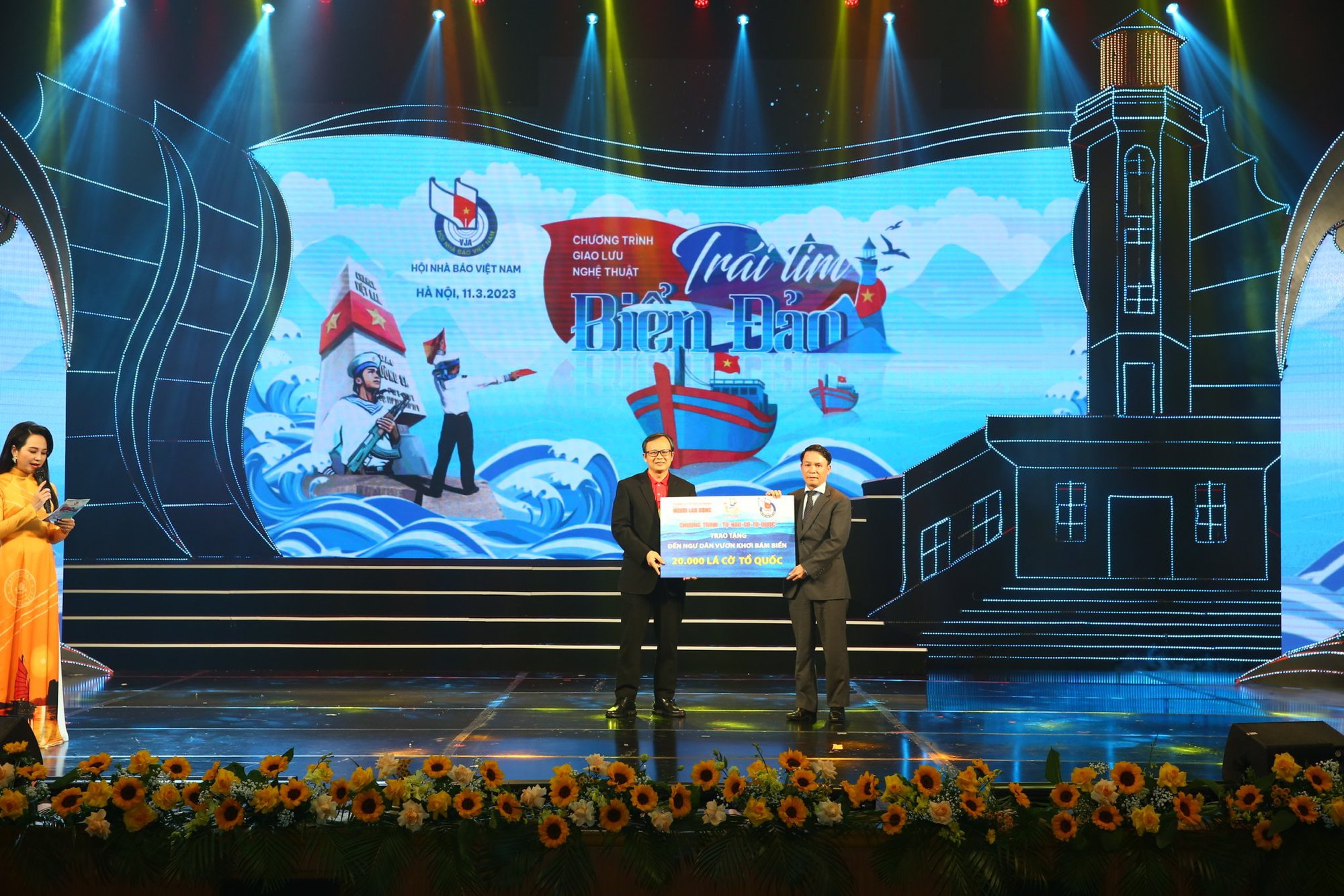 Trao tặng 20.000 lá cờ Tổ quốc tại Chương trình "Trái tim biển đảo"