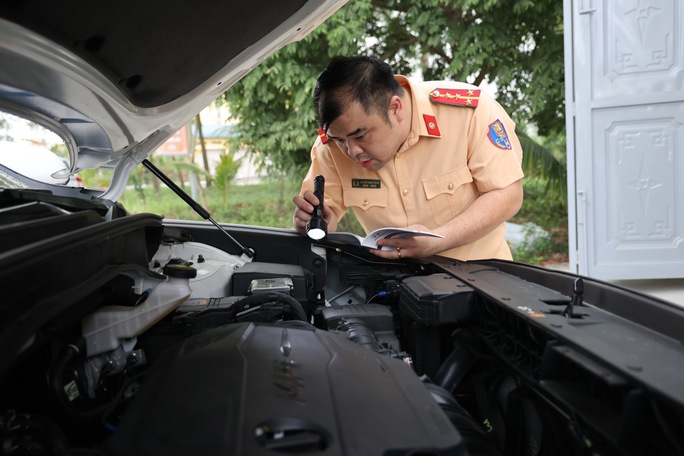 Nhận lệnh chi viện đăng kiểm, CSGT phía Nam có mặt tại Hà Nội ngay trong đêm