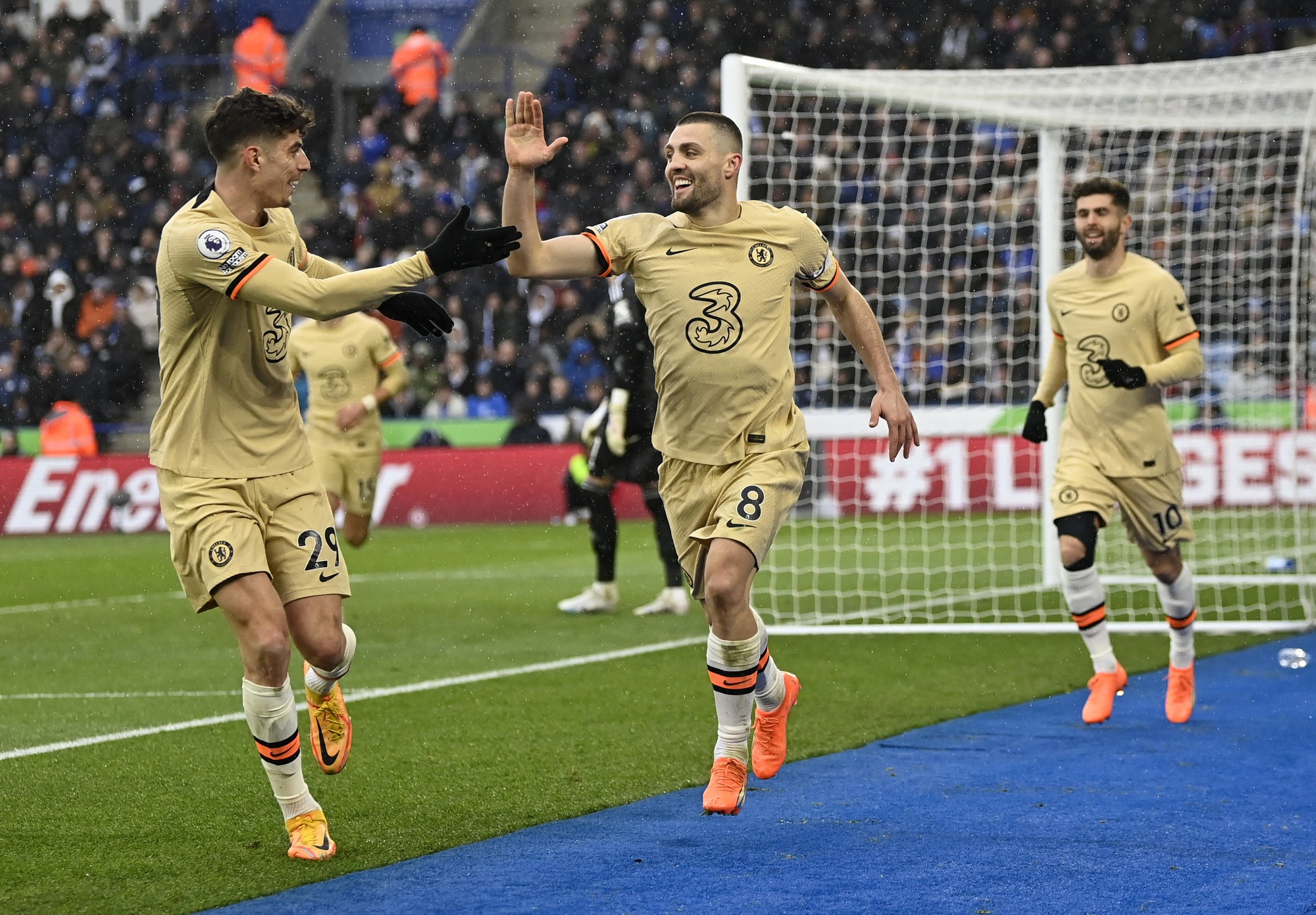 Liverpool thua sốc đội ch&oacute;t bảng, tam đại gia Ngoại hạng tăng tốc - Ảnh 8.