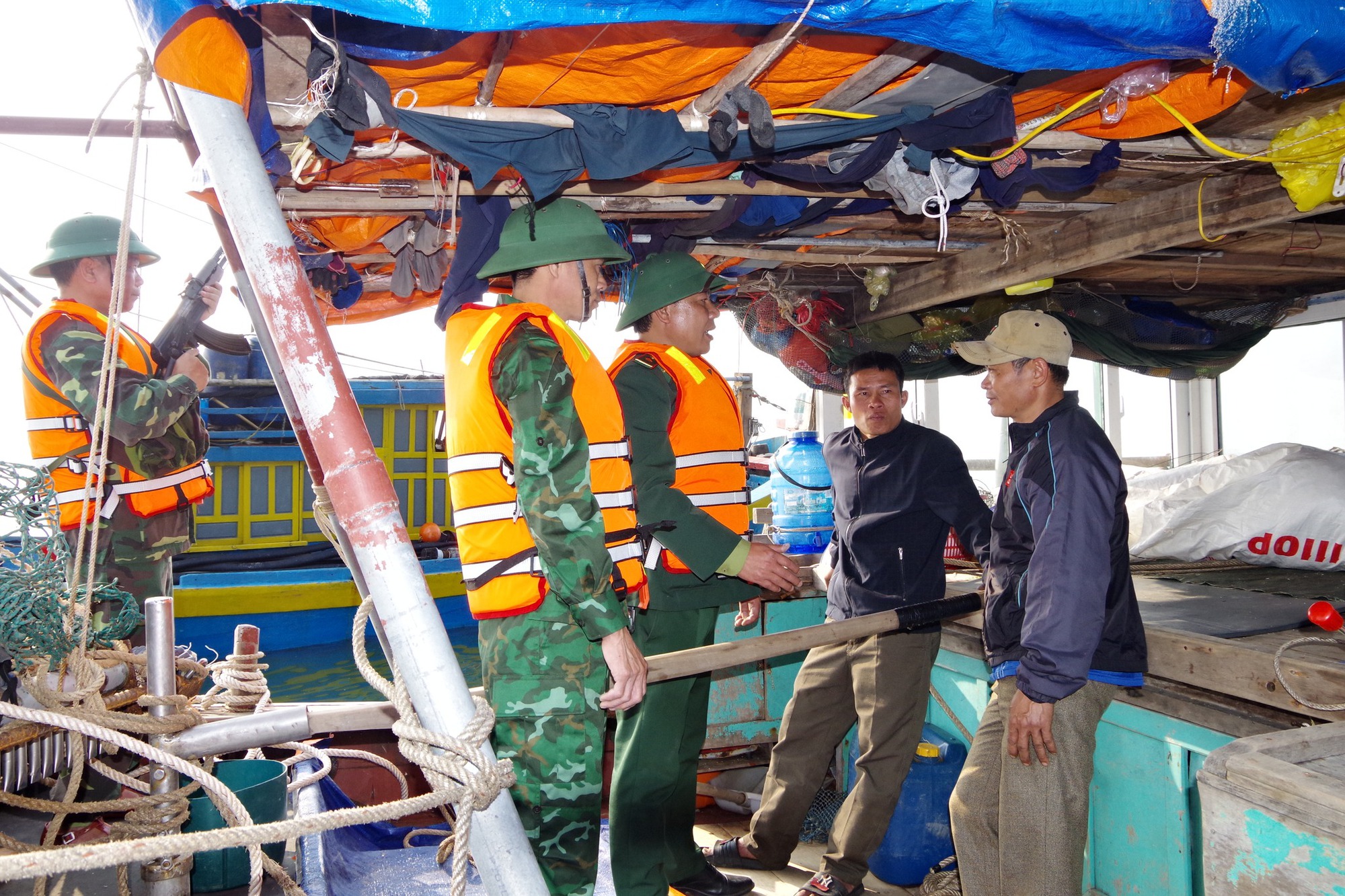 Bắt quả tang 8 tàu cá đánh bắt hải sản sai quy định