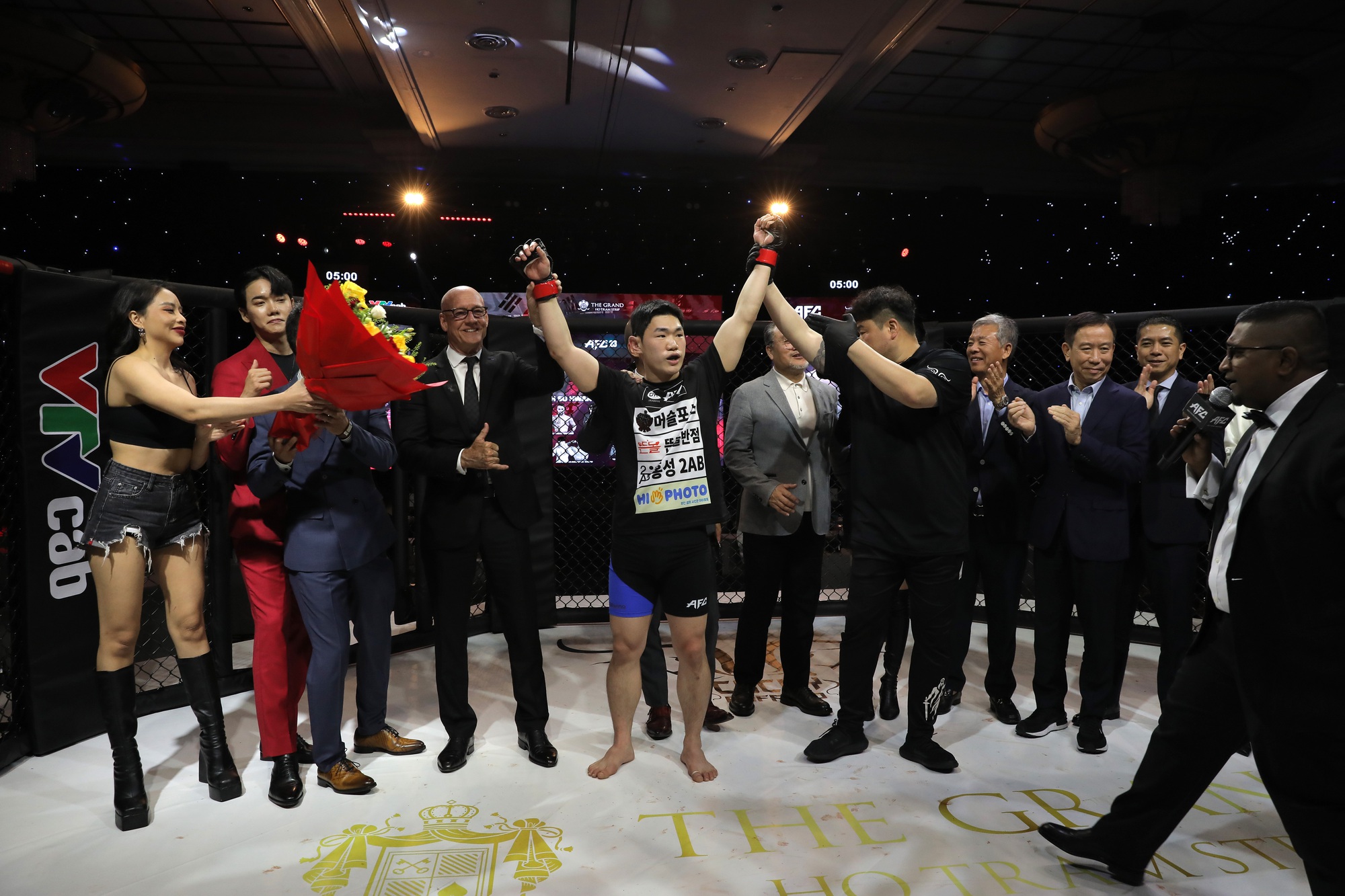 MMA - AFC 23: Võ sĩ chủ nhà chấn thương, Oh Su-hwan thắng sau 1 phút - Ảnh 3.