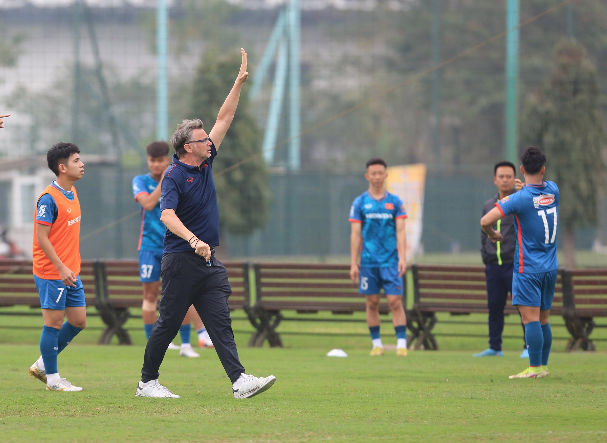 HLV Troussier: &ldquo;T&ocirc;i kh&ocirc;ng c&oacute; &yacute; định giữ nguy&ecirc;n những g&igrave; &ocirc;ng Park đ&atilde; l&agrave;m&rdquo; - Ảnh 1.