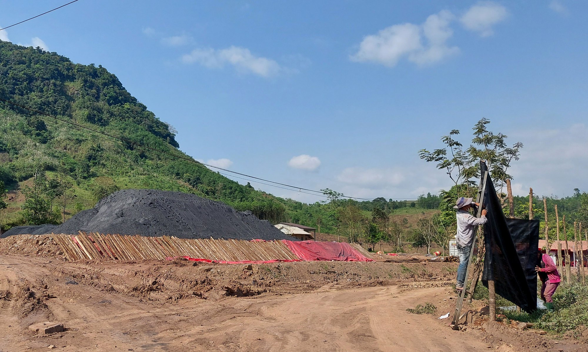Tràn lan bãi tập kết than đá