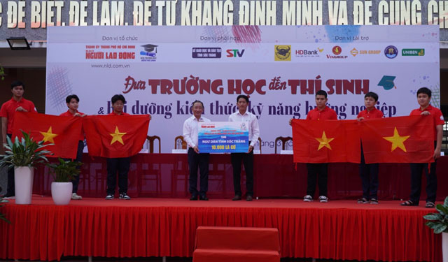 Trao 10.000 lá cờ Tổ quốc và 20 suất học bổng